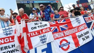 英格蘭球迷揮舞聖喬治十字旗在達拉斯體育場
